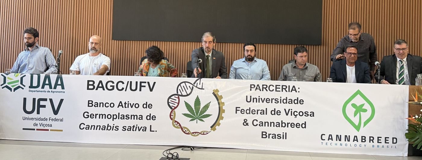 Mesa da cerimônia de inauguração do Banco Ativo de Germoplasma de Cannabis sativa L., com a faixa da parceria entre a Universidade Federal de Viçosa e a Cannabreed Brasil.